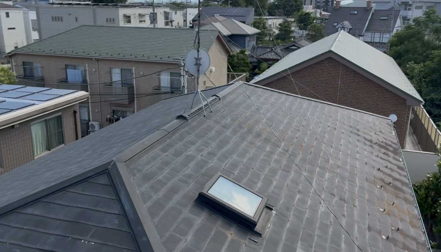 さいたま市大宮区の屋根点検で棟板金の色褪せと釘の浮きを発見！対処法もあわせて解説